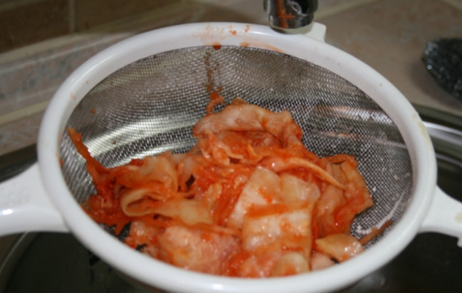 1. Этап. Китайские пирожки на пару: 7. Капусту Ким чи перекладываю на сито и промываю немного от излишнего перца.