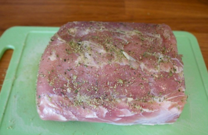 1. Этап. Карбонат в фольге: Мясо промываем тщательно под проточной водой, высушиваем его при помощи бумажных салфеток и натираем свинину со всех сторон специями и солью.