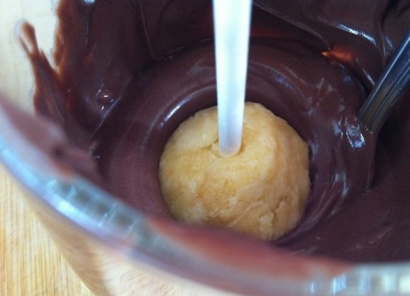 1. Этап. Шоколадные кейк-попсы: 9. Теперь каждый шарик наденьте на палочку и опустите в шоколад.