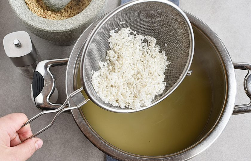 1. Этап. Харчо из говядины с ткемали: В процеженный бульон опустите промытый рис и варите до готовности.