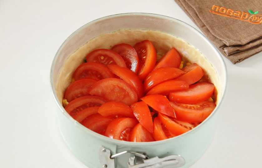 1. Этап. Французский пирог с кукурузой и помидорами: 8. Сверху распределите ровным слоем нарезанные дольками помидоры.