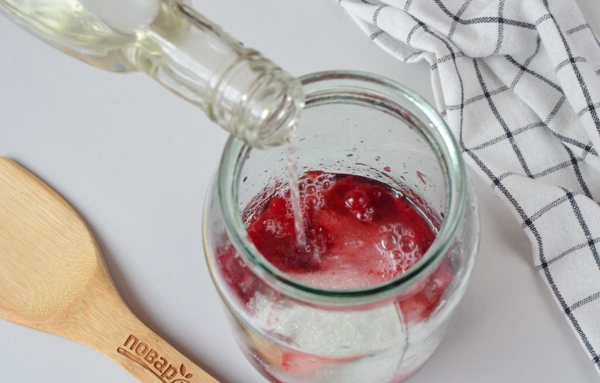 1. Этап. Клюковка: Влейте 500 мл. водки.