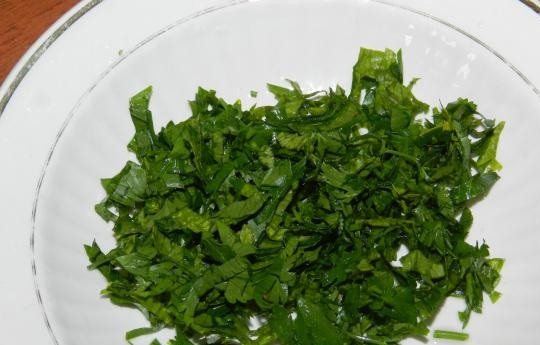 1. Этап. Жареные баклажаны с морковью и чесноком: 9. Вымыть, обсушить и измельчить зелень. В рецепт приготовления жареных баклажанов с морковью и чесноком можно использовать петрушку, базилик, укроп, кинзу и любую другую зелень по вкусу.