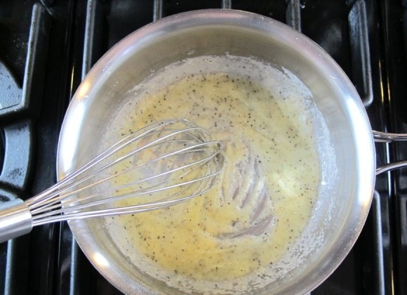 1. Этап. Гратен из цветной капусты: 2. В то время, как цветная капуста запекается в духовке, в кастрюльке на среднем огне растопите масло, добавьте муку, соль и перец. Тщательно перемешайте.