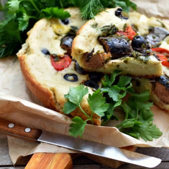 Наливной пирог с тунцом и помидорами в мультиварке