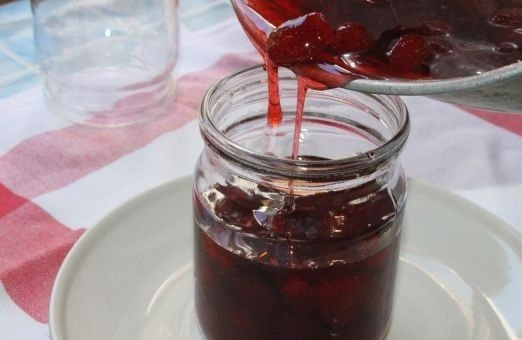 1. Этап. Варенье из клубники без закатки: 10. Разлейте по банкам, дайте остыть и уберите в холодильник. Вот такой простой рецепт варенья из клубники без закатки, который без труда сможет повторить каждый.