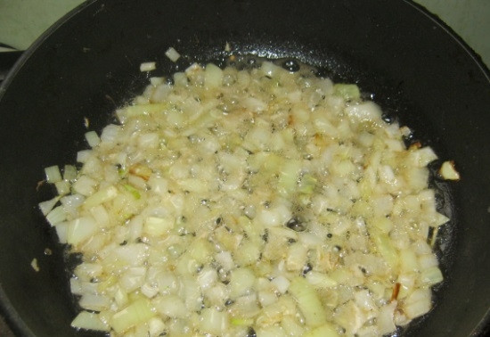 1. Этап. Начинка для пирожков из ливера: Разогрейте масло на сковороде. Обжарьте в нём 5 минут мелко нарезанный лук.