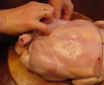 1. Этап. Курица, фаршированная блинами: 5. Крылышки и ножки курицы связываем шпагатом.