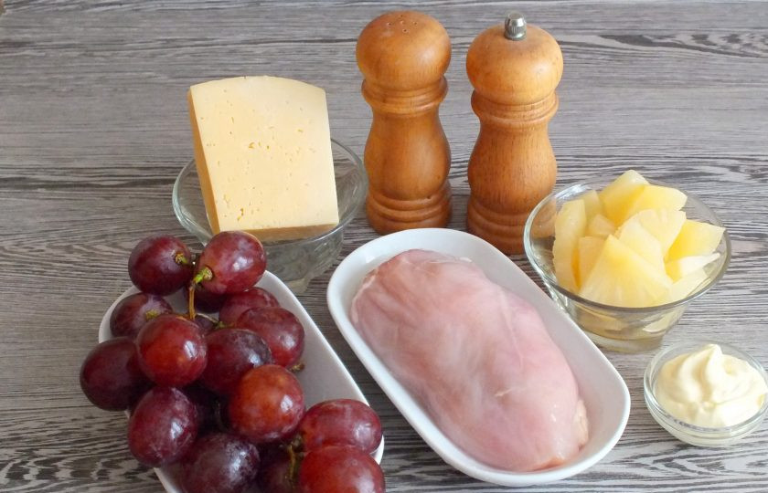 1. Этап. Салат Мадам с курицей и виноградом: Подготовьте необходимые ингредиенты.