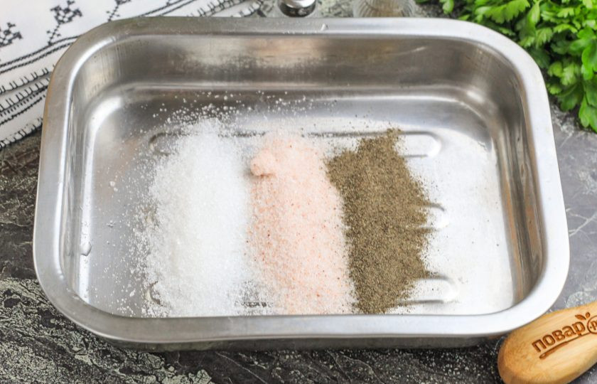 1. Этап. Гуанчиале: Соль, сахар и молотый черный перец высыпьте в глубокую емкость и перемешайте между собой.