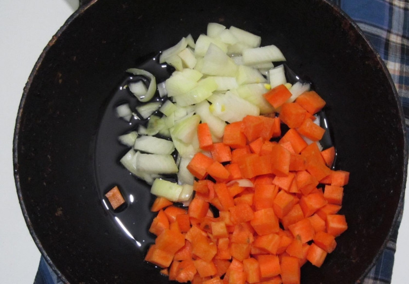 1. Этап. Плов со свиными ребрышками: 2. Обжарим также лук и морковь до золотистости. Чтобы было быстрее, и ничего не сгорело, я их обжариваю отдельно на сковороде.