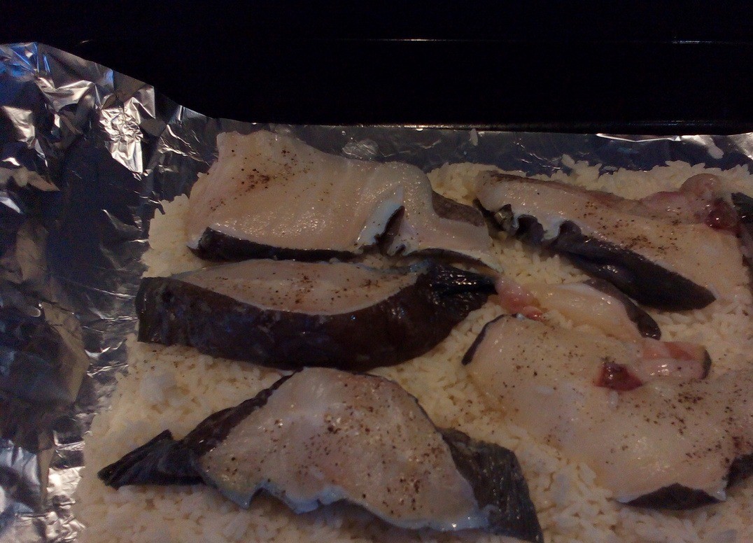 1. Stage. Catfish baked in foil: Place the catfish steak on top of the rice. Salt and pepper it a little.