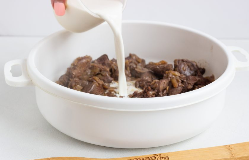 1. Этап. Запеченный печеночный паштет: Добавьте сливки, соль, перец по вкусу.