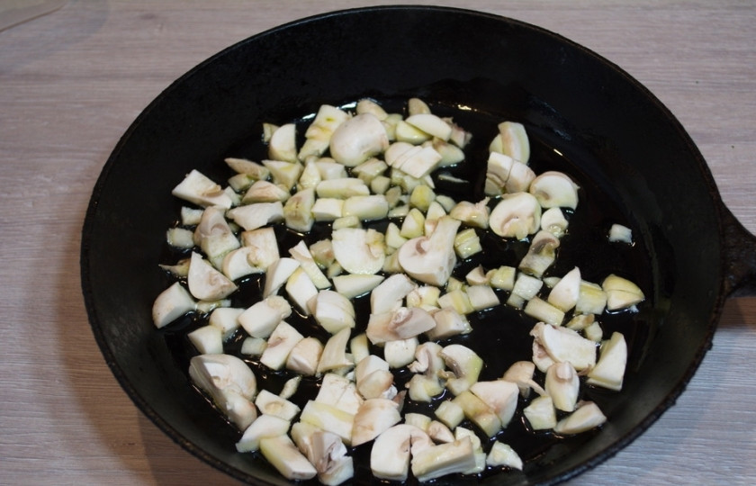 1. Этап. Салат с языком и шампиньонами: Свежие шампиньоны нарежьте кубиком и обжарьте на растительном масле.