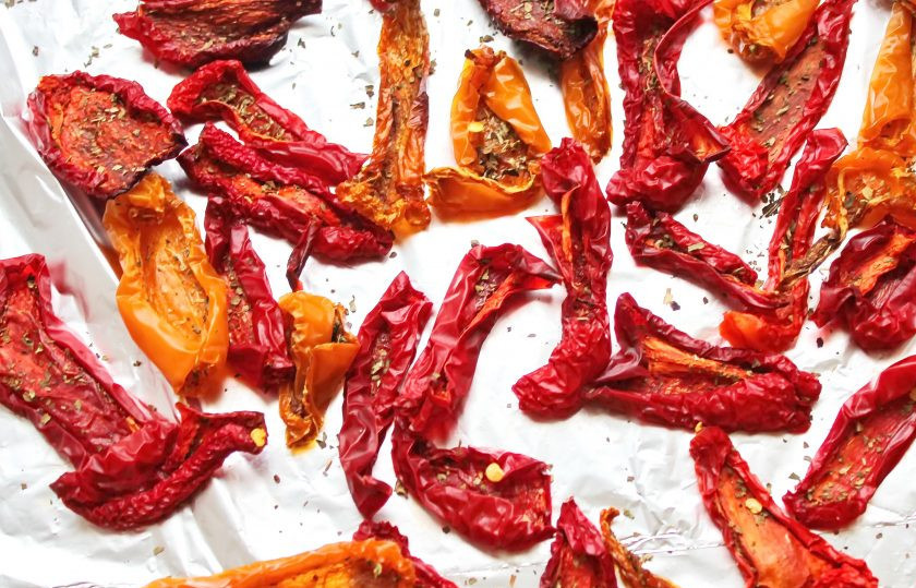 1. Этап. Вяленый болгарский перец в духовке: Противень с перцем поставьте в духовку и сушите в течение 5-6 часов при температуре 80-90 градусов. Перец должен остаться мягким, но не мокрым.