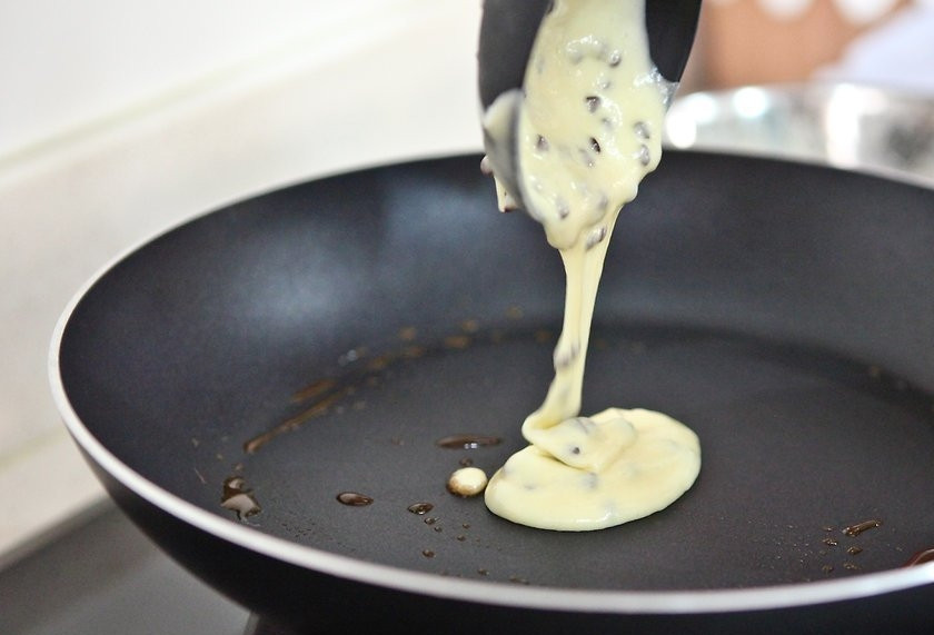 1. Этап. Оладьи из готовой смеси: 4. Теперь можно смело выпекать наши оладушки. Форму и размер выбирайте любые.