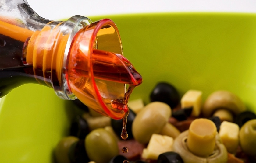 1. Этап. Антипасто: Можете так же нарезать маринованные шампиньоны, но я предпочитаю использовать для антипасто маленькие грибочки, чтобы их не пришлось нарезать и салат выглядел наряднее. Смешайте все ингредиенты и полейте красным винным уксусом.