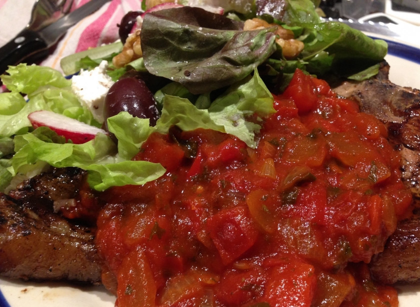 1. Этап. Томатная подлива: Готовую томатную подливу подавайте с мясом, картофелем, гарнирами, овощами. Это абсолютно универсальное блюдо! Приятного аппетита!