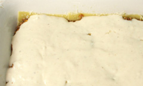 1. Этап. Лазанья с мясом и овощами: Снова укладываем листы лазаньи, фарш, томаты, заливаем все соусом, крошим моцареллу и сверху посыпаем оставшимся пармезаном.