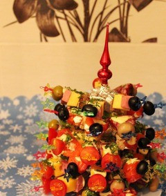 1. Этап. Канапе с колбасой и сыром: 6. А теперь на нашу основу в фольге шпажками 