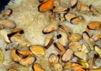 1. Этап. Паэлья с мидиями: Добавляем к рису и «томим» под крышкой еще минут 5-7.