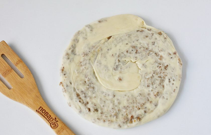 1. Этап. Узбекская лепешка с мясом: Раскатайте улитку в круглую лепешку