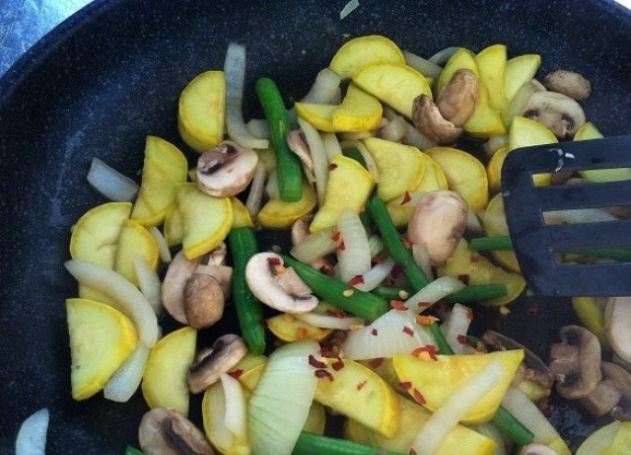 1. Этап. Соба с овощами и грибами: 4. Теперь обжарьте овощи в соевом соусе в течение 5 минут, постоянно помешивая. Добавьте ещё перец по вкусу.