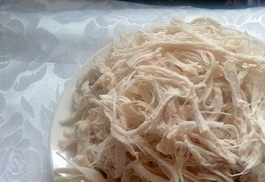 1. Этап. Салат Словения: После того как куринное филе сварилось, остужаем его. Начинаем его разбирать на волосинки