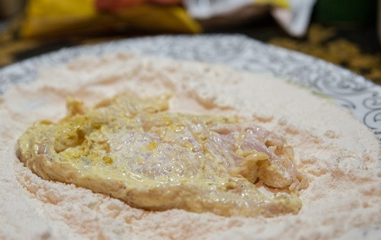 1. Этап. Отбивные в яйце и муке: 4. Далее все довольно просто. Сперва отправить сковороду с растительным маслом на огонь и как следует разогреть. Отбивную обмакнуть в яйце, затем обвалять в муке и при желании снова в яйце. Отправить на сковороду и обжарить с двух сторон до золотистой корочки.