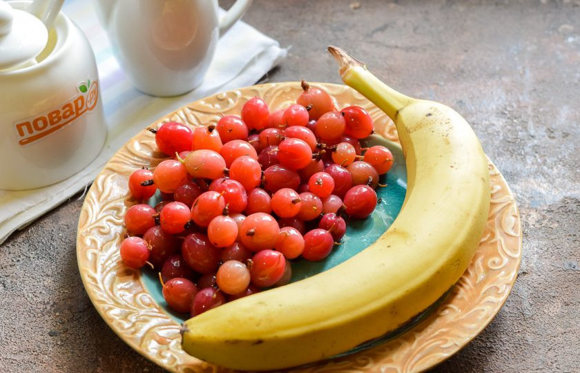 1. Этап. Варенье из крыжовника с бананом: Подготовьте ингредиенты.