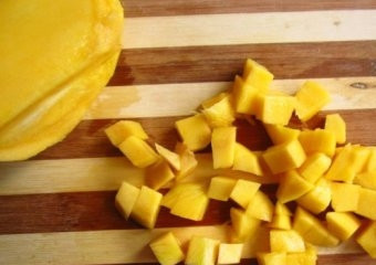1. Этап. Салат с креветками и гранатом: Манго необходимо очистить от кожуры, а мякоть нарезать небольшими кусочками.