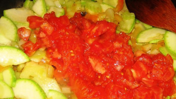 1. Этап. Ризотто с сыром Пармезан: Разогрейте в сковороде растительное масло, обжарьте перец и сельдерей 2-3 минуты. Добавьте кабачки, готовьте еще 7-8 минут. Затем добавьте помидоры и тушите еще 5 минут. Соль и перец - по вкусу.