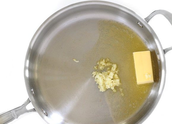 1. Этап. Паста с томатным соусом и панировочными сухарями: 2. В отдельный сотейник выложите сливочное масло и добавьте к нему измельченные зубчики чеснока.