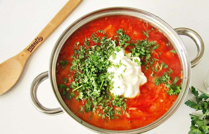 1. Этап. Борщ для детей: В самом конце добавьте по желанию сметану и свежую зелень.