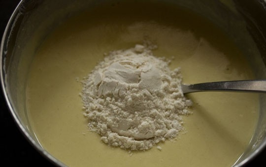 1. Этап. Джалеби индийские: 5. После всыпьте еще немного муки и снова перемешайте.