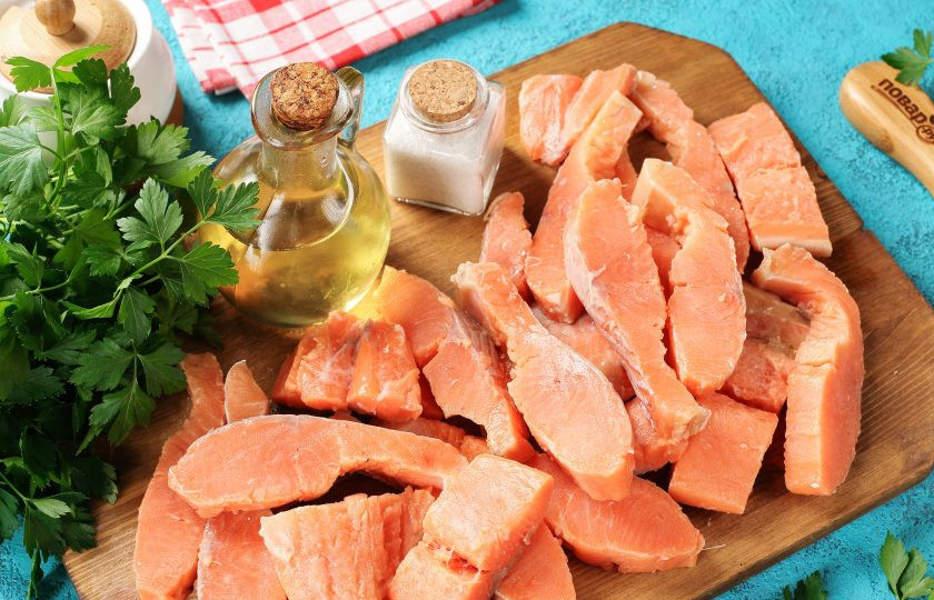 1. Этап. Форель солёная в масле: Затем снимите кожу и отделите филе от костей.