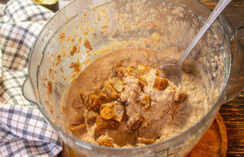 1. Этап. Паштет с инжиром: К паштету добавьте нарезанный инжир и перемешайте.