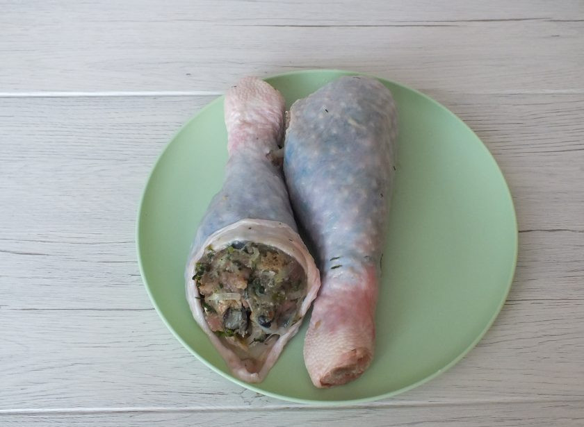 1. Этап. Фаршированная голень индейки в духовке: Подготовленную кожу голени нафаршируйте. Набивайте плотно, но следите, чтобы кожа не порвалась. Включите духовку на 180 градусов.