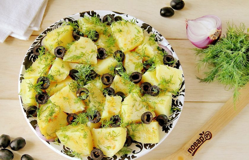 1. Этап. Салат с картофелем: Готово! Подавайте салат на стол и наслаждайтесь новыми вкусовыми ощущениями. Приятного аппетита!