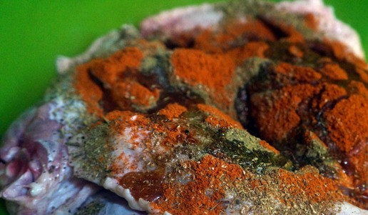 1. Этап. Чахохбили из индейки: Уложить в посуду для маринования, к крыльям добавить куриные голени, посыпать специями: паприка (1 ст. л.), кайенский перец, кориандр, майоран.