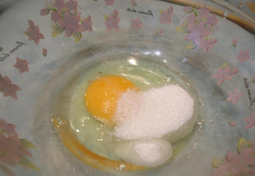 1. Этап. Курник из бездрожжевого теста: 10. Для блинов: в миску вбиваю куриное яйцо, добавляю сахарный песок и взбиваю.