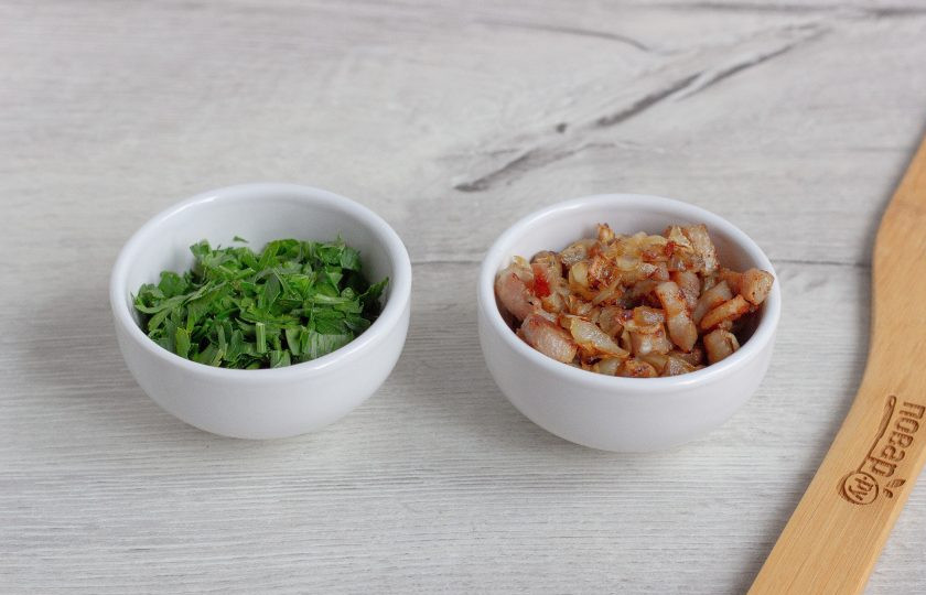 1. Этап. Деревенский суп с лисичками: Пока супчик пропитывется вкусами и ароматами, мы приготовим неотъемлемое дополнение. Сало нарежьте небольшими кубиками, выложите на сухую сковороду без масла и жарьте до состояния шкварок, постоянно помешивая. Затем добавьте нарезанную половинку лука и жарьте до прозрачности. Если у вас на сковороде излишки жира, то слейте. Нам нужен только лук и шкварки! Зелень петрушки порубите для подачи.