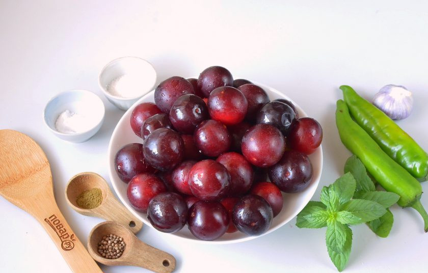 1. Этап. Ткемали из слив на зиму: Подготовьте ингредиенты. Сливы и перец вымойте, чеснок очистите.