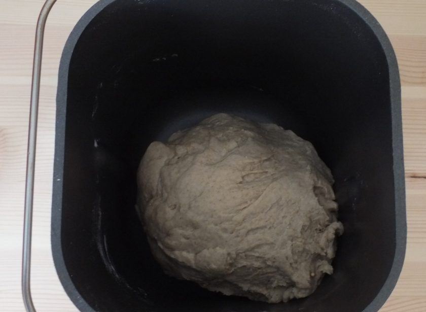 1. Этап. Хлеб с солодом в хлебопечке: Во время замеса, проследите, чтобы тесто собралось в однородный комок. После закройте крышку и более не открывайте до самого приготовления хлеба.