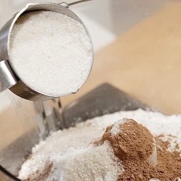 1. Этап. Шоколадные коржики с кремом и клубникой: 1. В кухонном комбайне смешать муку, какао-порошок, соль, разрыхлитель, соду и сахар.