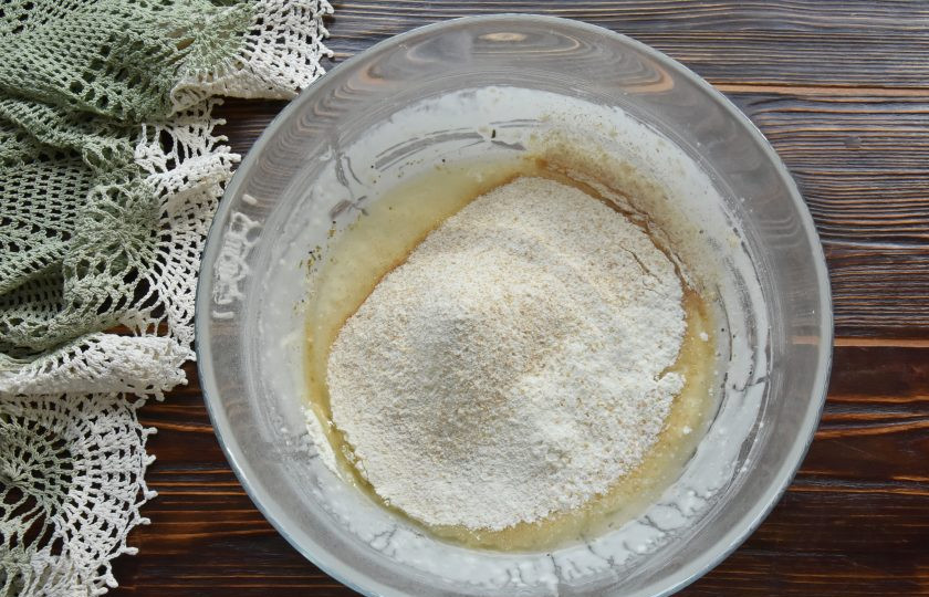 1. Этап. Гриссини на закваске: Соедините соль, пшеничную муку высшего сорта и цельнозерновую муку. Перемешайте и добавьте в жидкую основу теста.