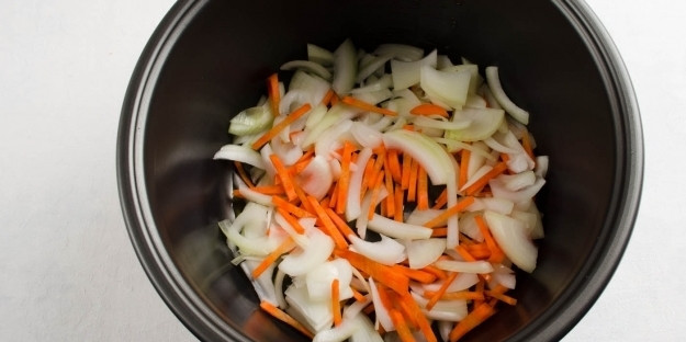 1. Этап. Плов с нутом в мультиварке: Вливаем в чашу мультиварки масло. Кладем лук и морковь, готовим в режиме 