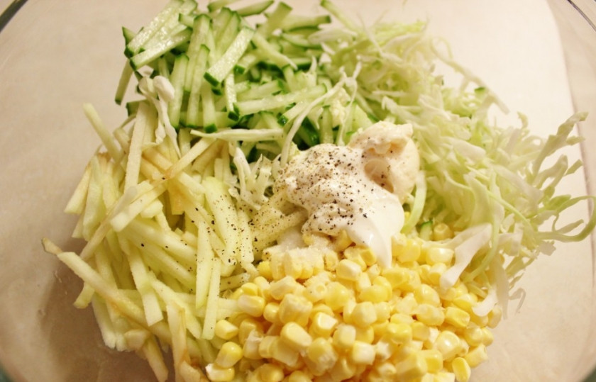 1. Этап. Капустный салат диетический: 5. Теперь можно собрать все ингредиенты в салатнике. Выжать сок лимона и добавить немного сметаны. Заправить капустный салат диетический в домашних условиях можно еще обезжиренным натуральным йогуртом.