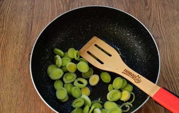 1. Этап. Стифадо из говядины с рисом: Лук-порей нарежьте колечками, обжарьте на раскаленном масле. Снимите со сковороды и положите в жаропрочную кастрюлю. Или как я - в чашу мультиварки.