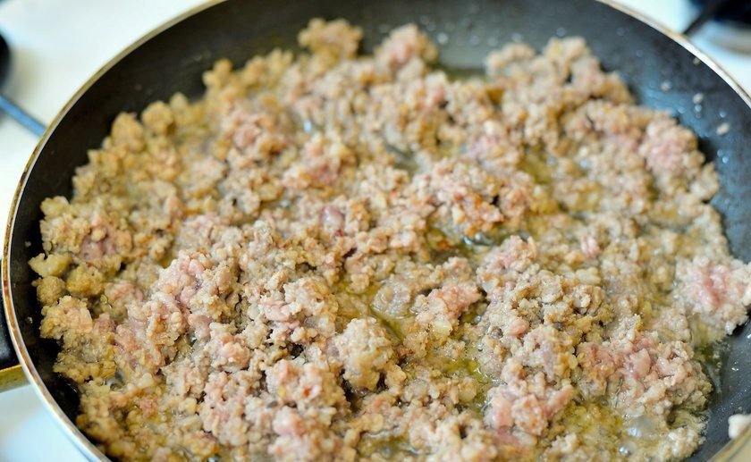 1. Этап. Пирог пастуха: 1. Говяжий фарш обжаривайте на среднем огне в течение 5 минут.